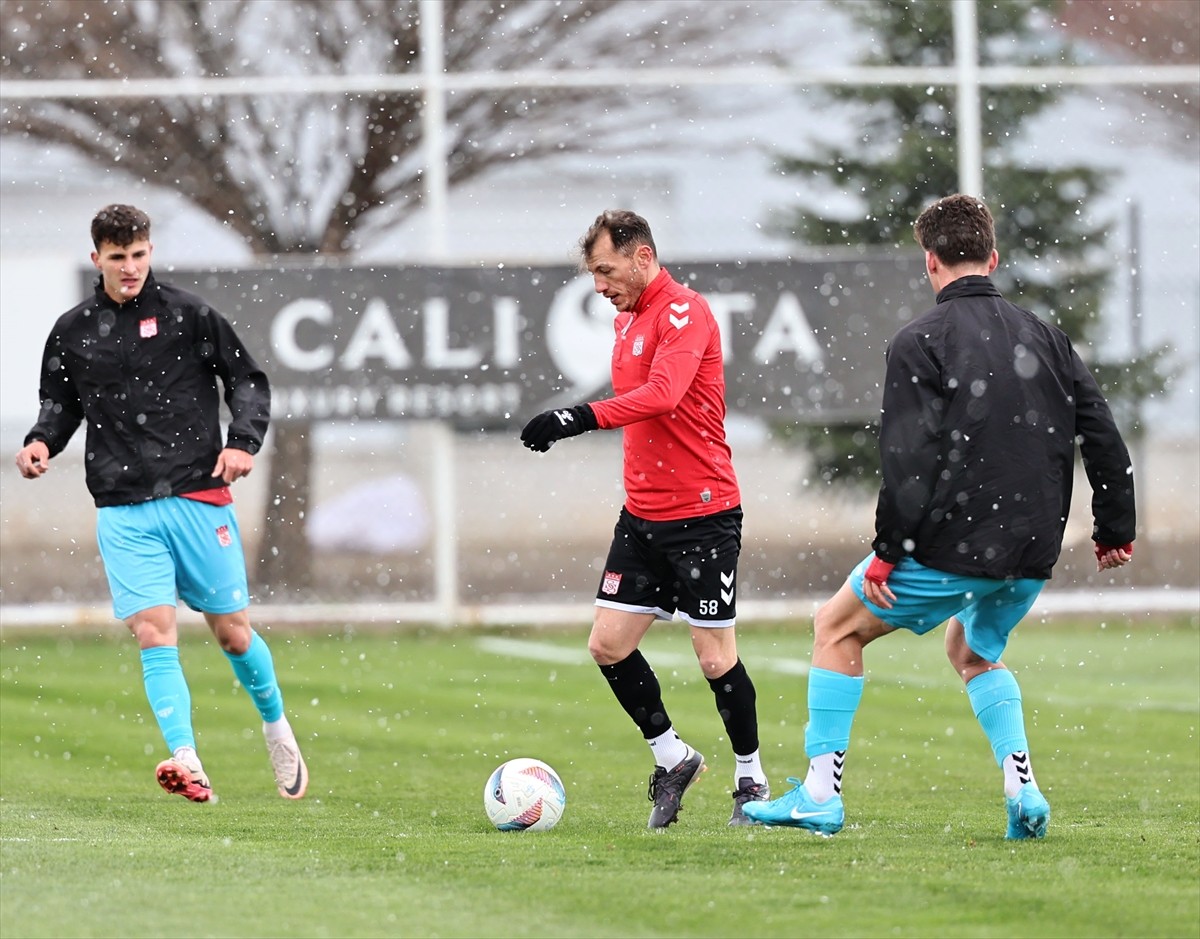 Net Global Sivasspor, Adana Demirspor maçı hazırlıklarına kulüp tesislerinde yaptığı antrenman...