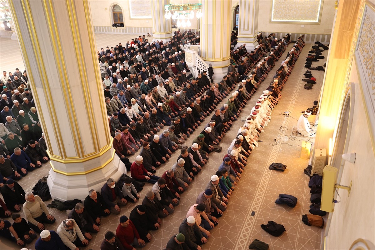 Nevşehir'de, Osmanlı dönemi geleneklerinden Enderun usulüyle teravih namazı eda edildi. Enderun...