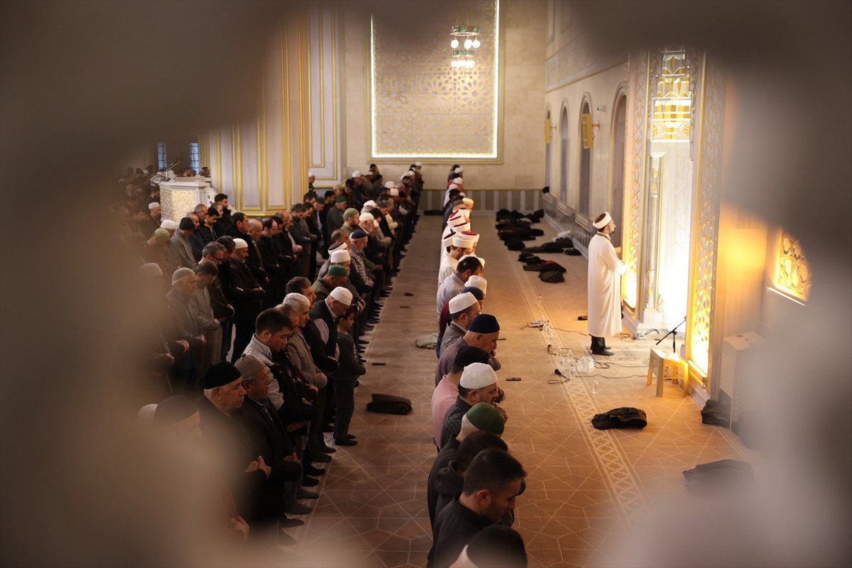 Nevşehir'de, Osmanlı dönemi geleneklerinden Enderun usulüyle teravih namazı eda edildi. Enderun...