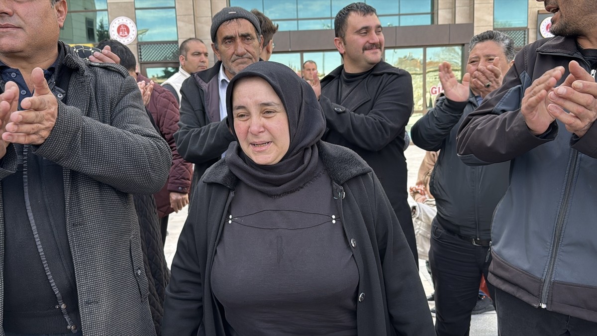 Nevşehir'de otomobille çarptığı bir çocuğun ölümüne, birinin de yaralanmasına neden olan sürücünün...