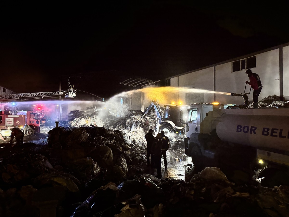 Niğde'de geri dönüşüm fabrikasının stok alanında çıkan yangın söndürüldü.