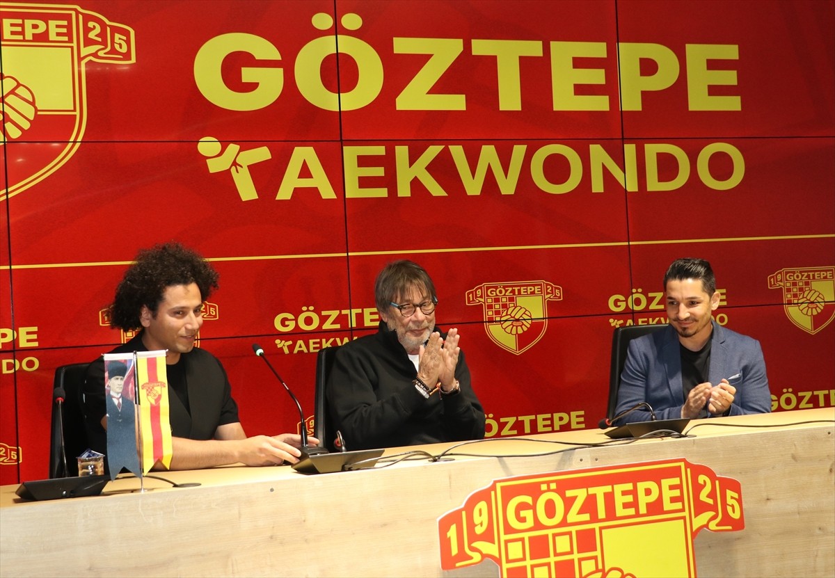 Olimpiyat şampiyonu tek Türk tekvandocu Servet Tazegül (solda) ile milli tekvandocu Serkan Tok...