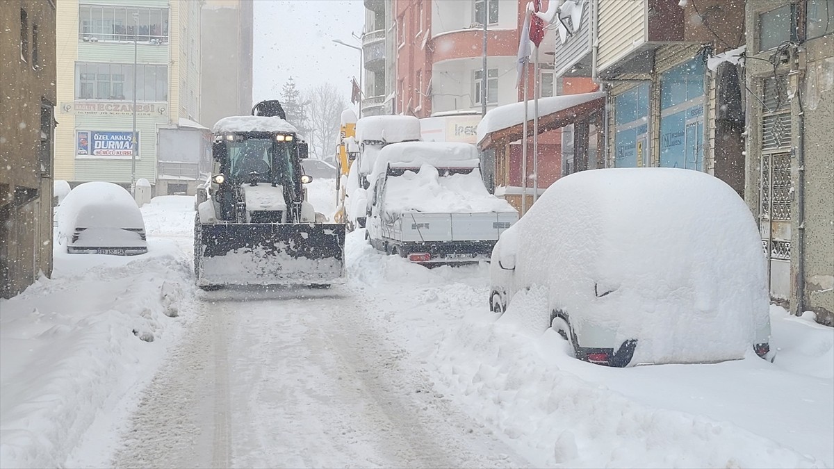 Ordu'da kar nedeniyle kapanan mahalle yollarını açmak için çalışmalar sürüyor.