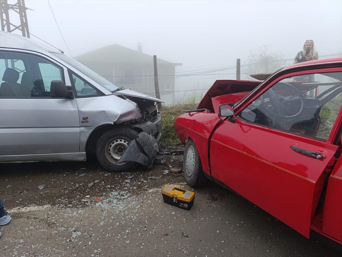 Ordu'nun Ünye ilçesinde iki otomobilin çarpışması sonucu 6 kişi yaralandı.