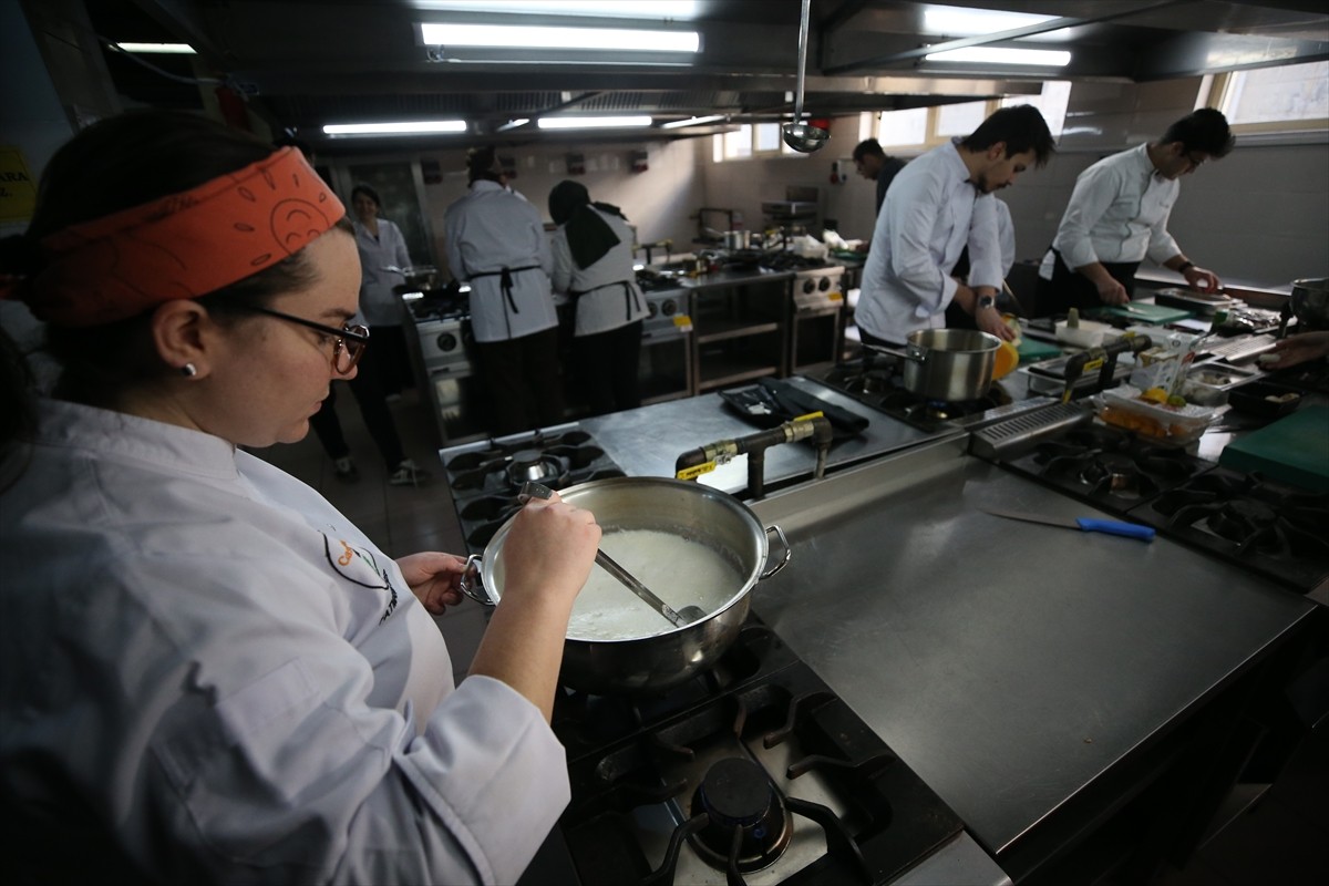 Osmanlı Devleti'ne ait yemek kitabı olan "Kitab-ı Me'kulat"da "gülac" olarak tarifi verilen ve...