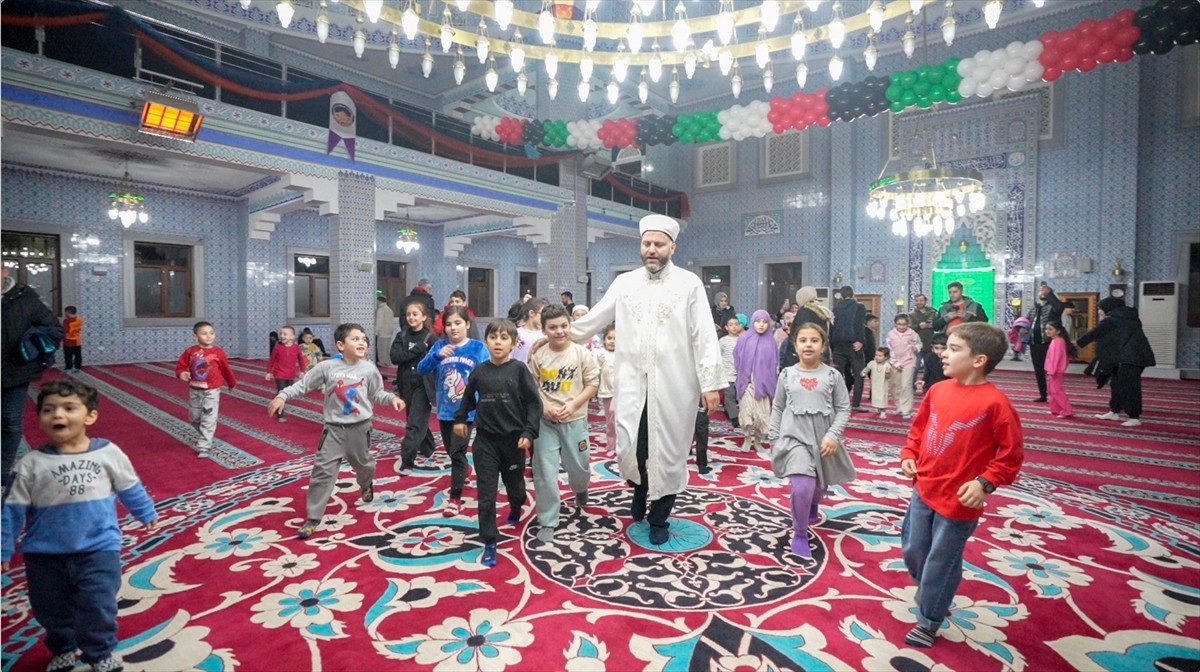 "Çocuklu Cami" olarak da bilinen Hz. Ömer Camii, her yıl ramazan ayında ailelerin ve çocukların...