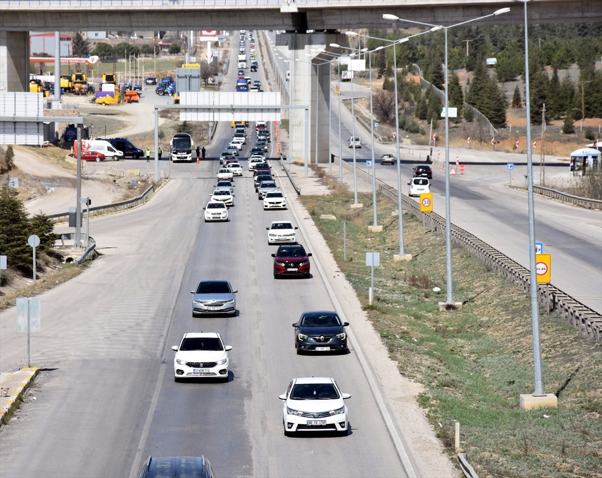 "Kilit kavşak" olarak adlandırılan Kırıkkale'de, Ramazan Bayramı tatili dolayısıyla trafik...