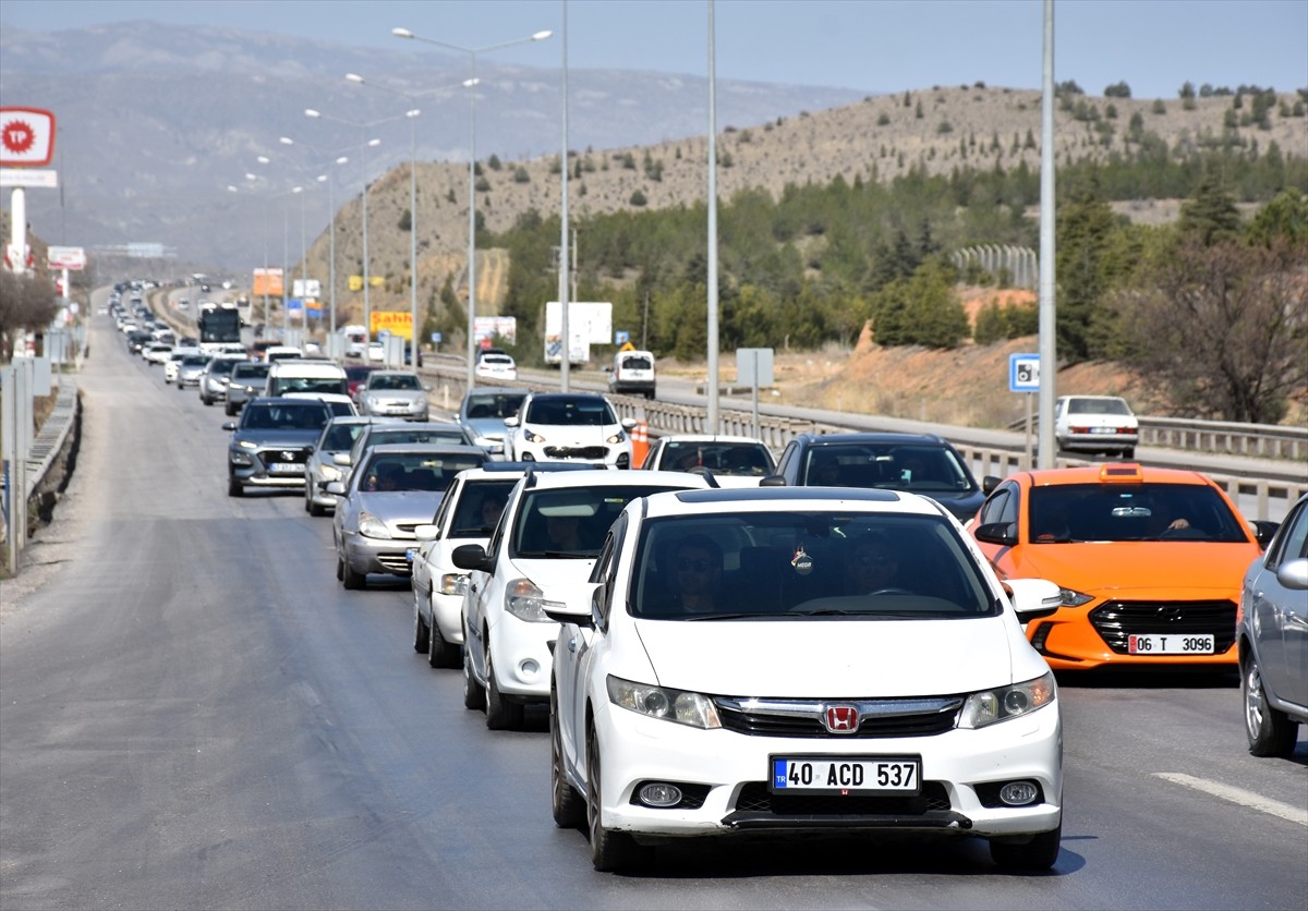 "Kilit kavşak" olarak adlandırılan Kırıkkale'de, Ramazan Bayramı tatili dolayısıyla trafik...