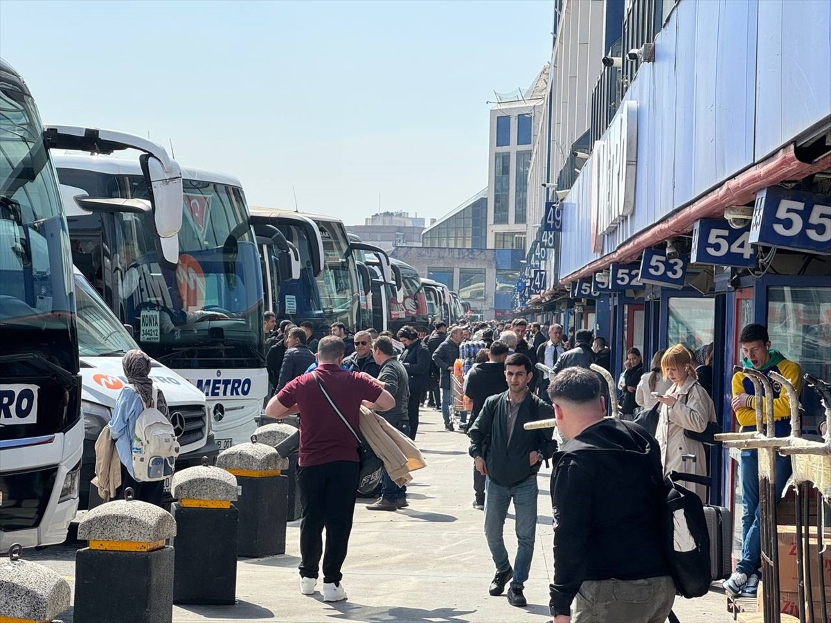 Ramazan Bayramı'nın arifesinde Büyük İstanbul Otogarı'ndaki yolcu yoğunluğu devam ediyor. Tatili...