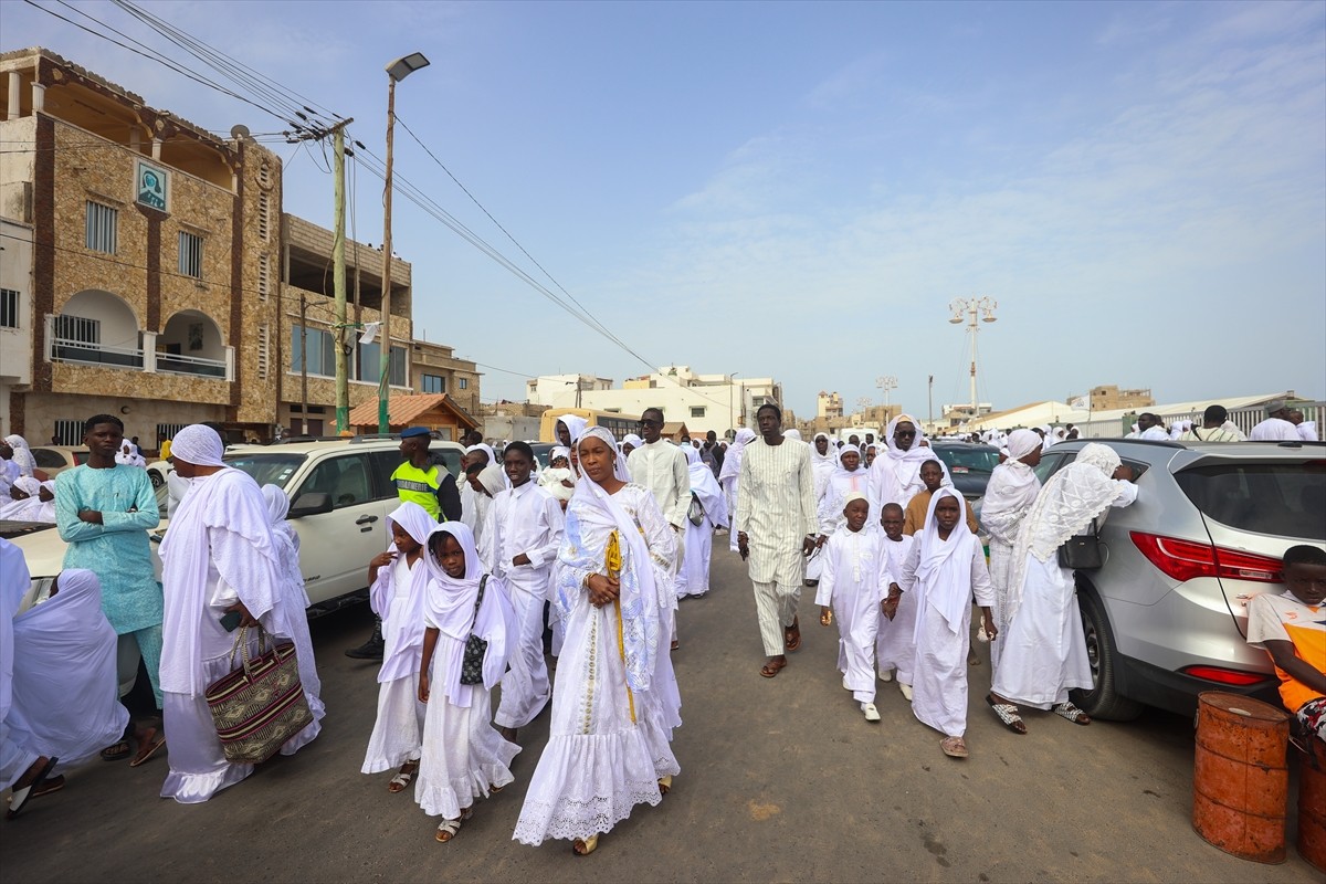 Ramazan Bayramı'nın ilk gününün bugün idrak edildiği Senegal'de, Layene tarikatının takipçileri...