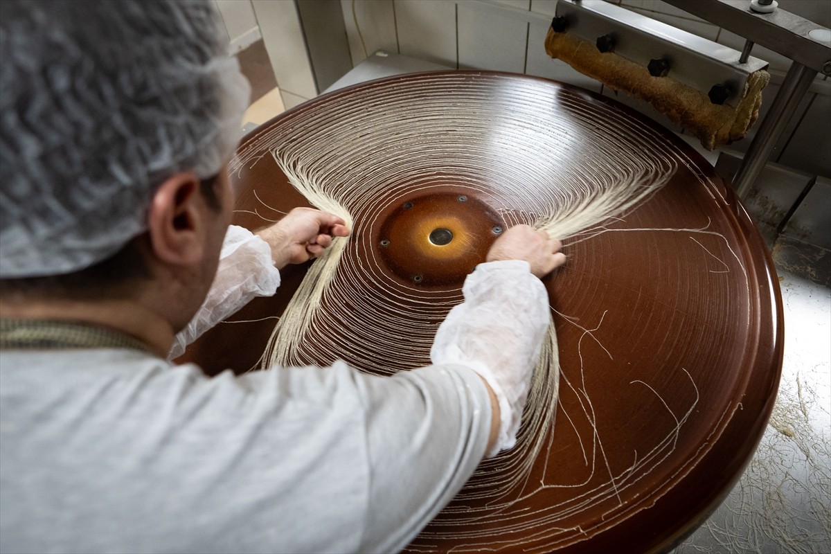 Ramazan Bayramı'nın yaklaşmasıyla tatlı imalathanelerinde sipariş yoğunluğu yaşanırken...