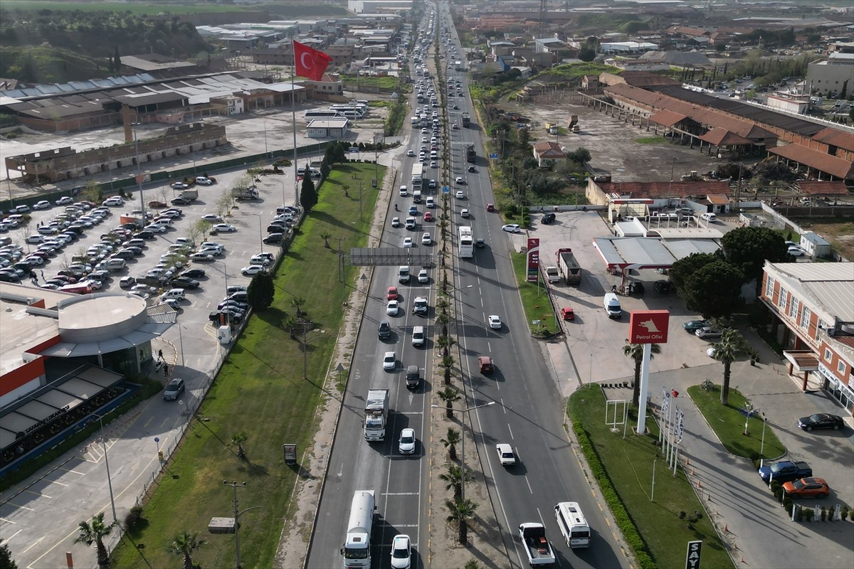 Ramazan Bayramı tatili dolayısıyla İzmir-Ankara kara yolunun Manisa geçişinde trafik yoğunluğu...