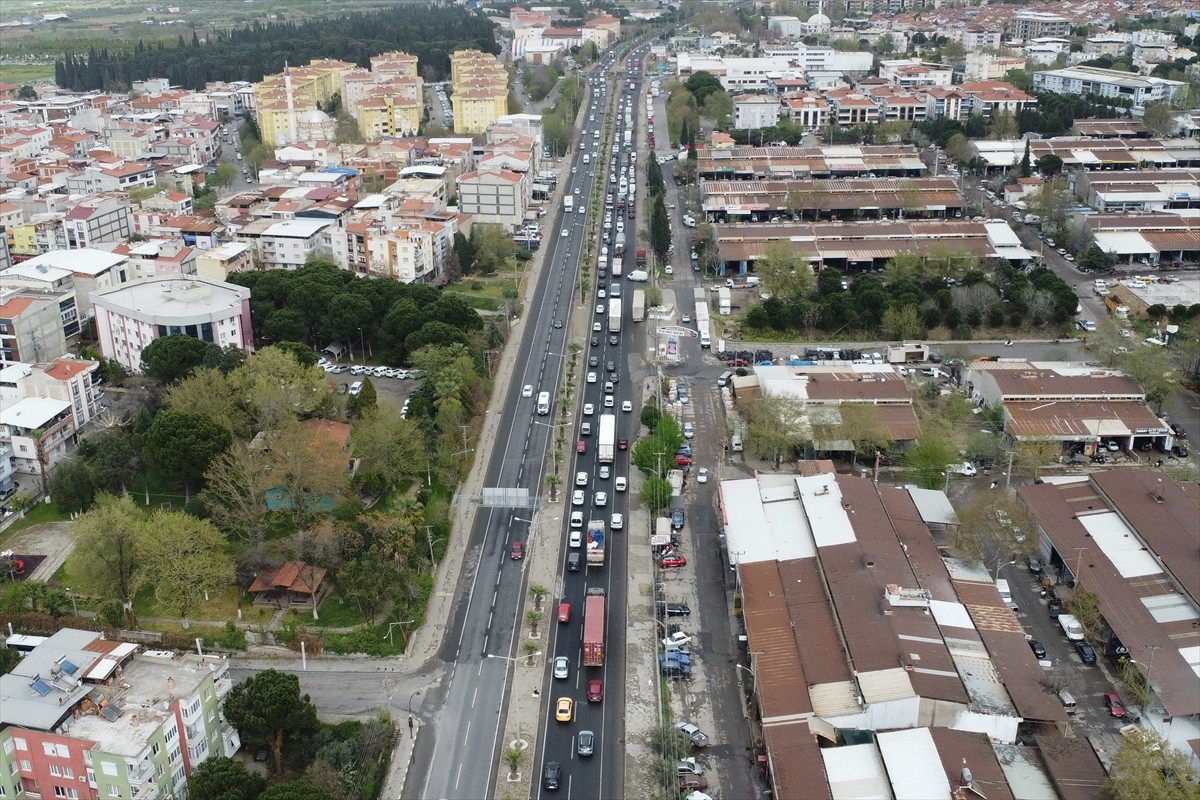 Ramazan Bayramı tatili dolayısıyla İzmir-Ankara kara yolunun Manisa geçişinde trafik yoğunluğu...