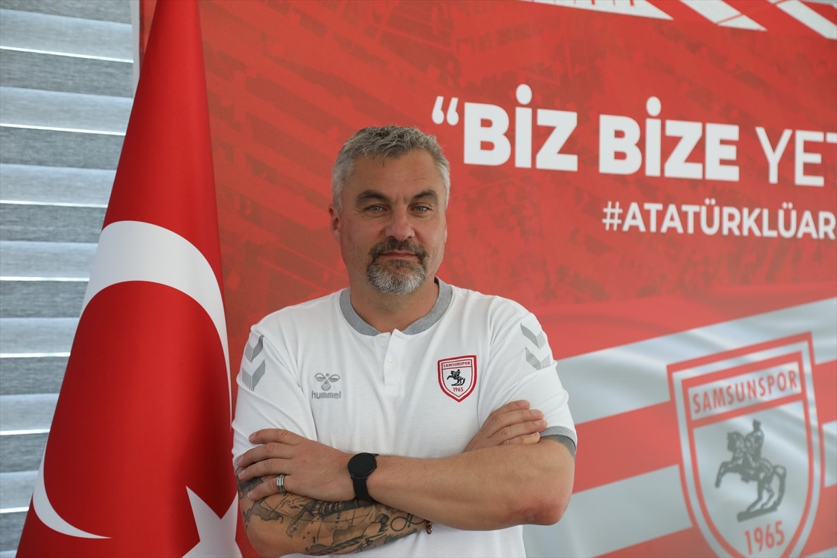 Reeder Samsunspor Teknik Direktörü Thomas Reis (solda), Nuri Asan Tesisleri'nde düzenlediği...