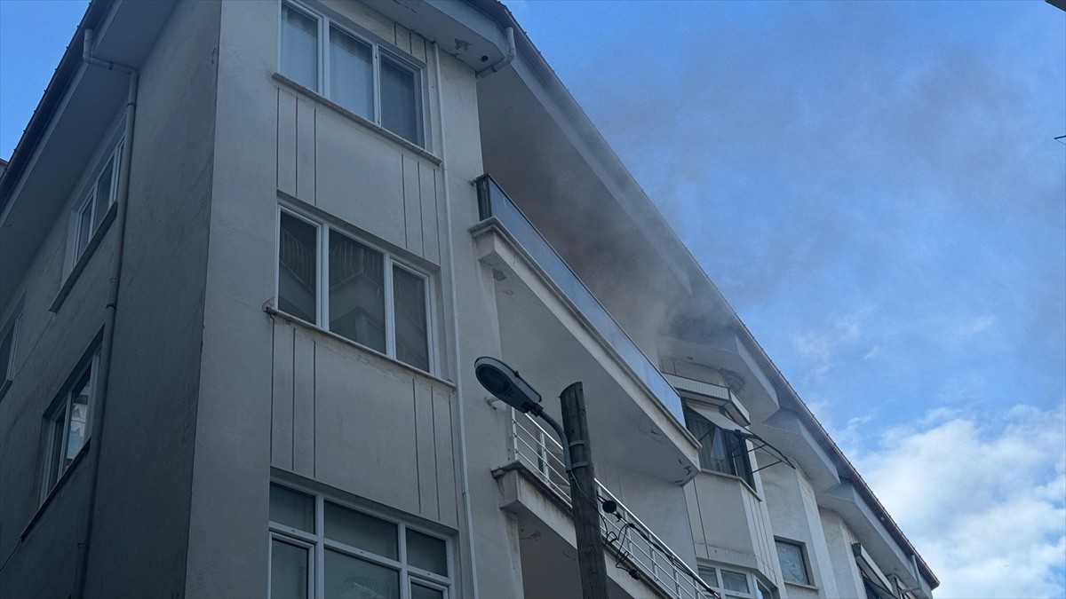 Rize'de, apartmanın 3'üncü katındaki dairede çıkan yangın, itfaiye ekiplerince...