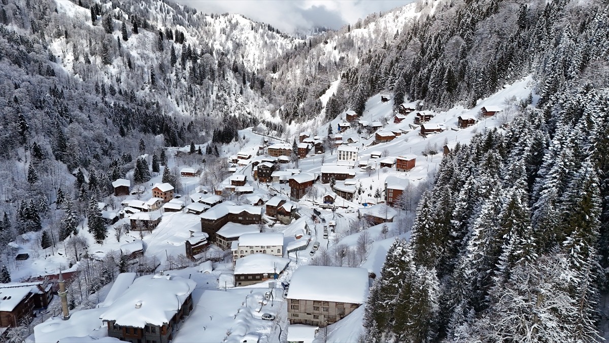 Rize'nin Çamlıhemşin ilçesindeki Ayder Yaylası'nın beyaz örtüyle kaplı hali dronla görüntülendi....