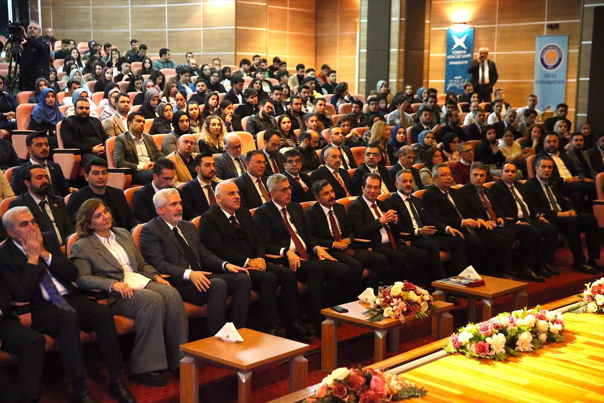 Sağlık Bakanı Kemal Memişoğlu, Diyarbakır'daki temasları kapsamında Türkiye Gençlik Vakfınca...