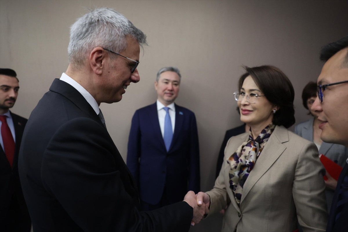 Sağlık Bakanı Kemal Memişoğlu, Kazakistan Sağlık Bakanı Akmaral Alnazarova ile bir araya...