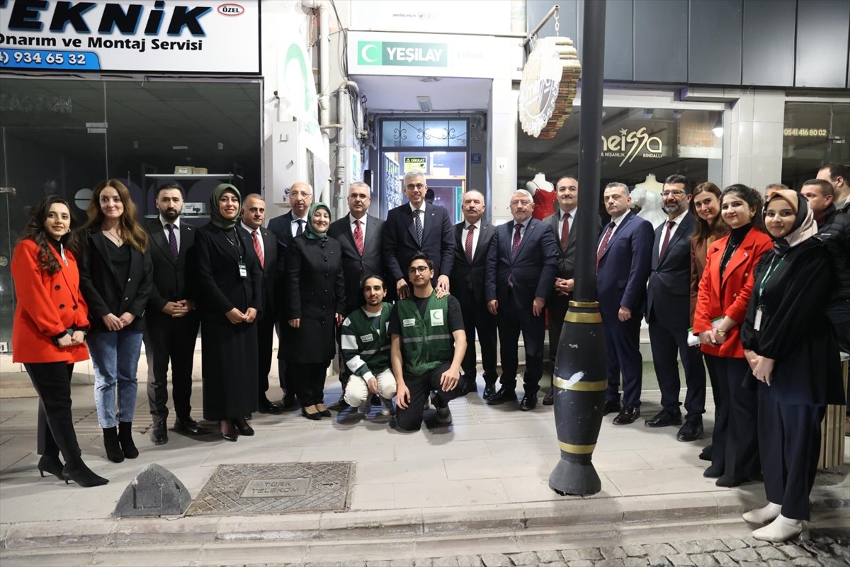 Sağlık Bakanı Kemal Memişoğlu, Yeşilay 13. Bölge Koordinatörlüğüne ziyarette bulundu.