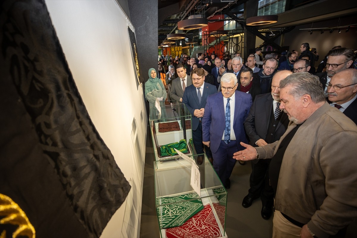 Sakarya'da ramazan ayı dolayısıyla "Mukaddes Emanetler" sergisi izlenime sunuldu. Sakarya...