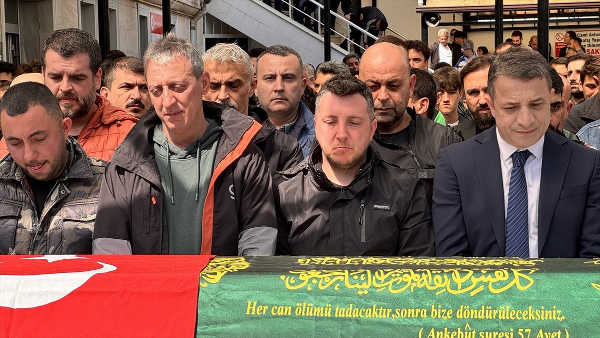 Sakarya'da, Sapanca Gölü'nde antrenman yapan sporcuların yer aldığı kanonun şiddetli rüzgar...