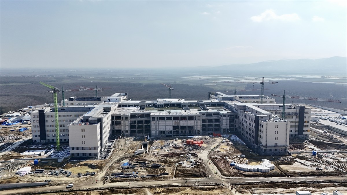 Sakarya'da yaklaşık 300 dönümlük alanda yapımı devam eden 1000 yatak kapasiteli Şehir...