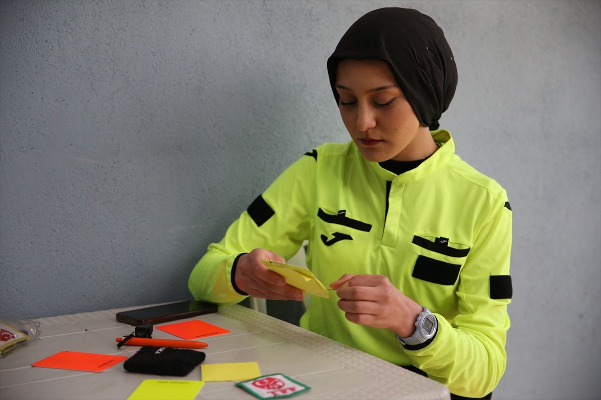 Sakarya'da yaşayan Türkiye Futbol Federasyonu (TFF) bölgesel yardımcı hakemi Fatmagül Güzel...