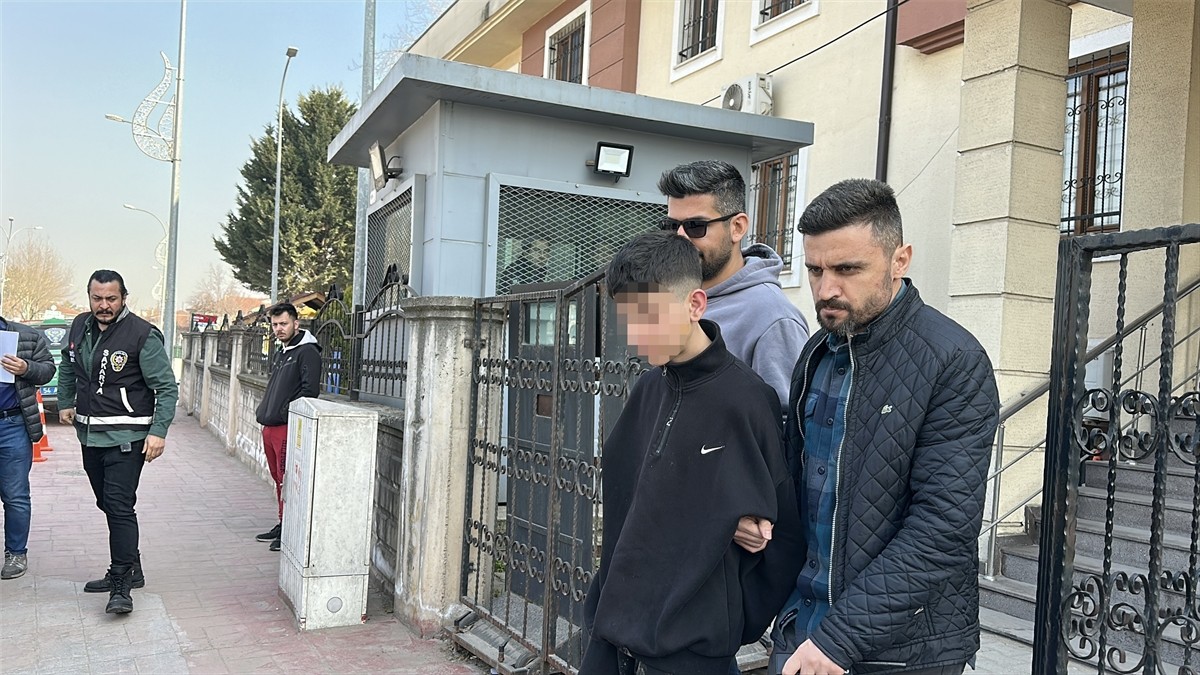 Sakarya'nın Adapazarı ilçesinde çıkan silahlı kavgada 1 kişinin öldürülmesiyle ilgili gözaltına...