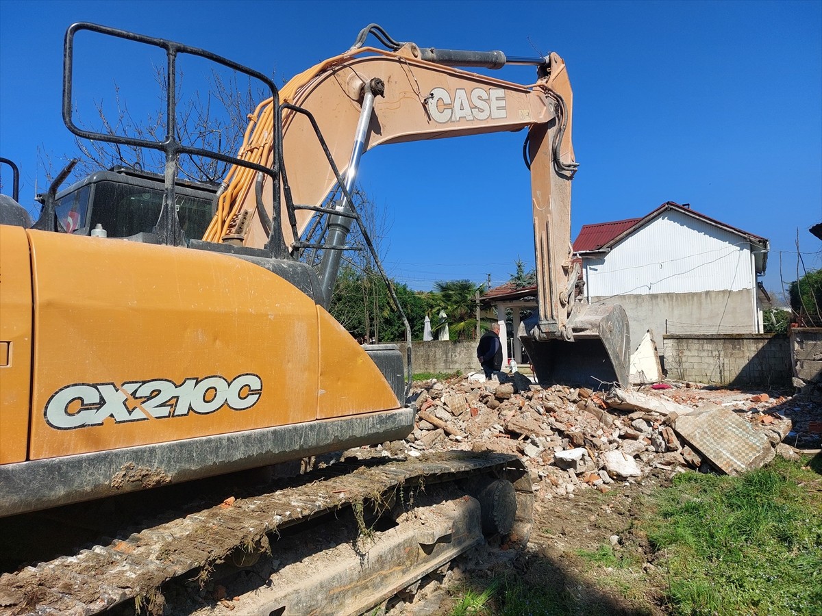 Sakarya'nın Akyazı ilçesinde, evinin bahçesinde bulunan metruk yapının molozlarının kaldırılması...