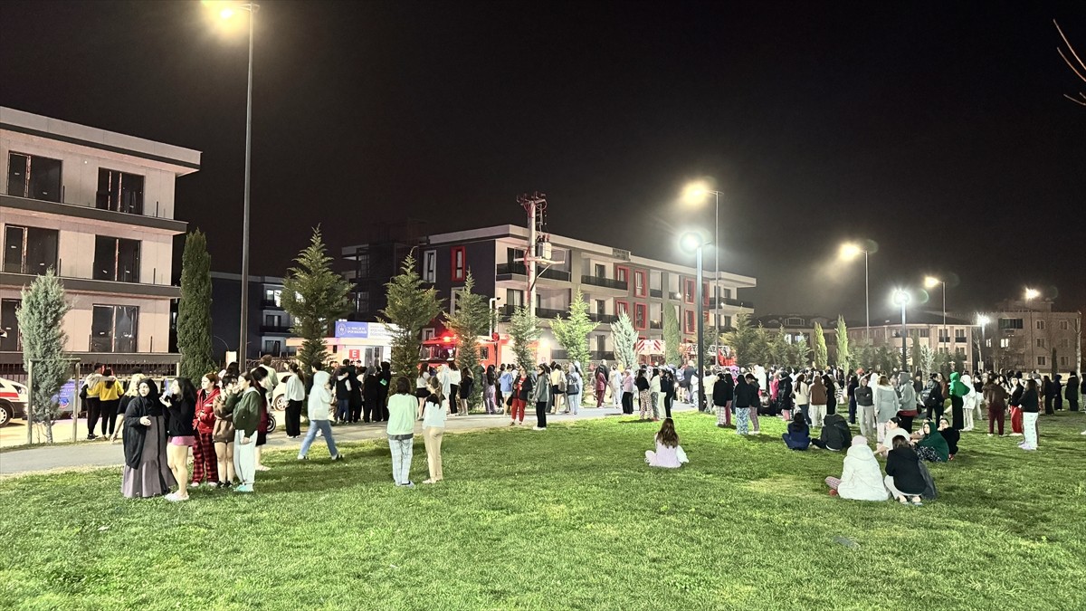 Sakarya'nın Serdivan ilçesinde kız öğrenci yurdunda yangın çıkması nedeniyle yurt tahliye...