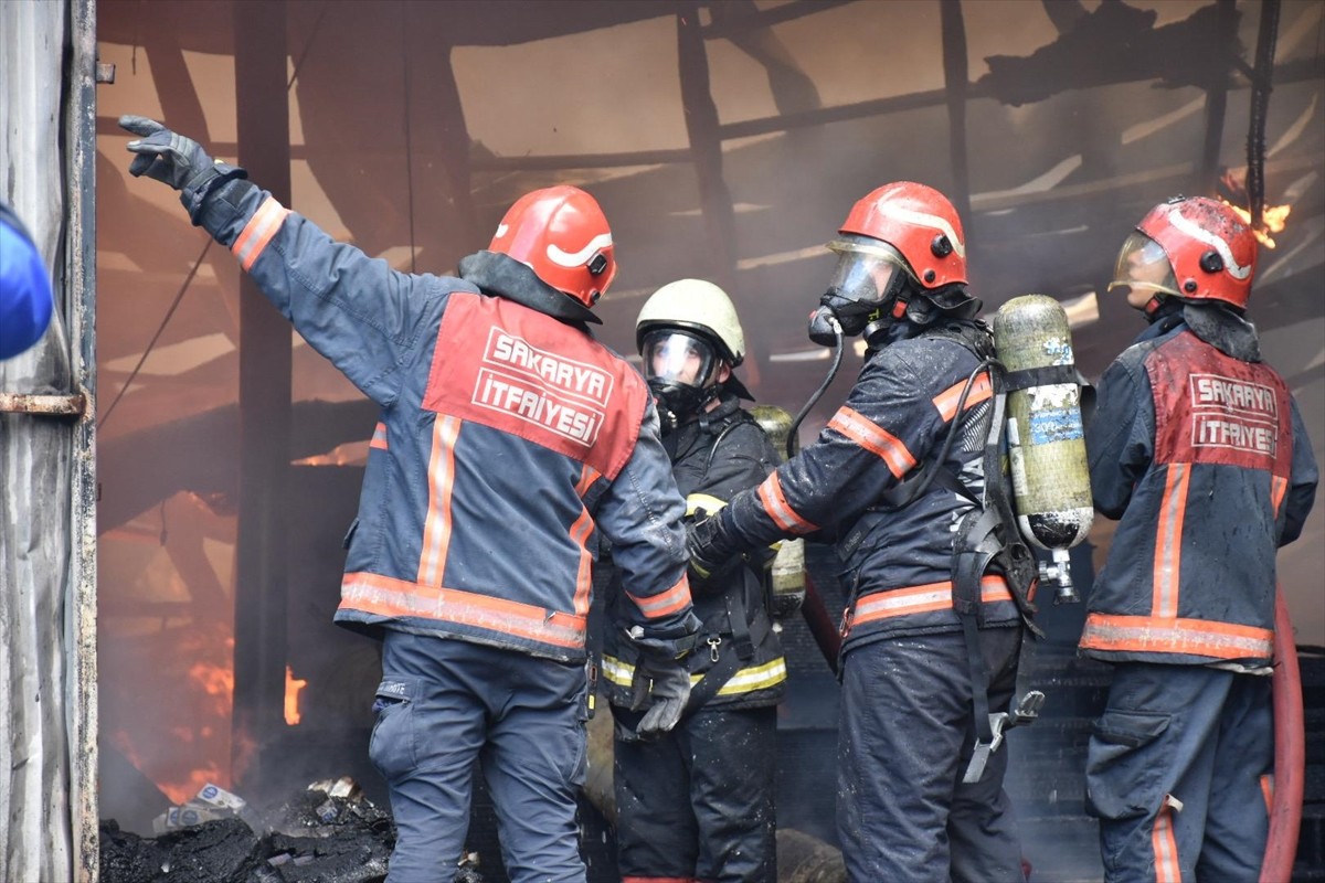 Sakarya'nın Serdivan ilçesinde mobilyacılar çarşısında çıkan yangın söndürülmeye çalışılıyor....