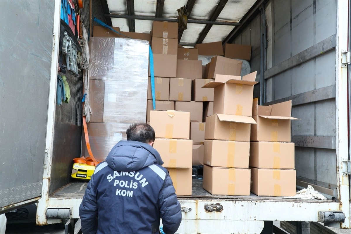 Samsun'da düzenlenen operasyonda 2 ton etil alkol ele geçirildi, 2 şüpheli gözaltına alındı.