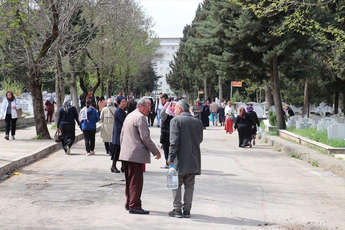 Samsun'da Ramazan Bayramı arifesinde ölen yakınlarına dua etmek isteyenler, mezarlıklarda yoğunluk...