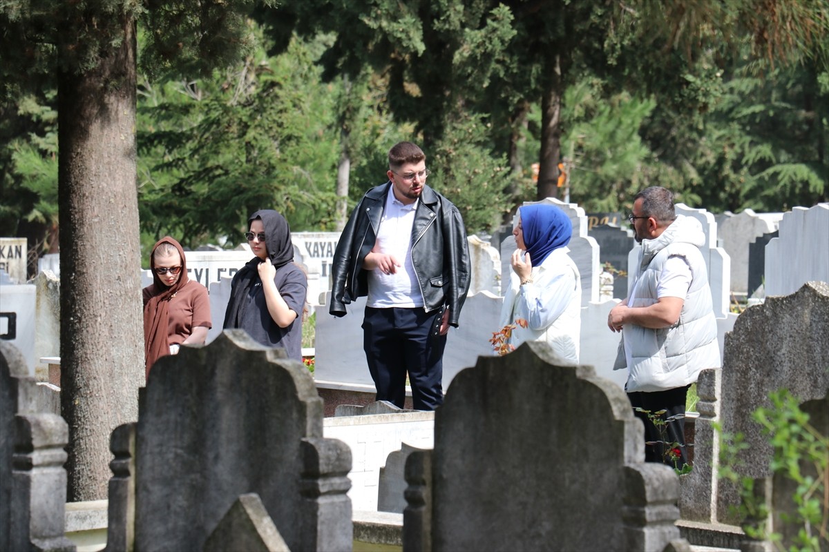 Samsun'da Ramazan Bayramı arifesinde ölen yakınlarına dua etmek isteyenler, mezarlıklarda yoğunluk...
