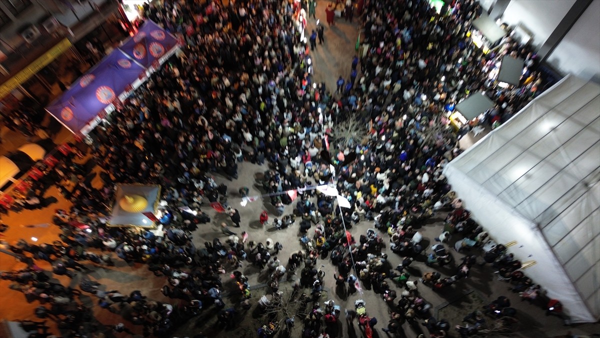 Samsun'un Bafra ilçesinde, 6 asırdır yaşatılan "Sele Sepet Top Kandil Şenliği" vatandaşların yoğun...