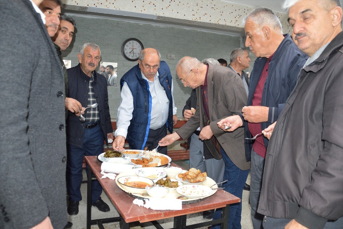 Samsun'un Havza ilçesinde bayram namazı sonrası cemaatin cami avlusunda kahvaltı yapma geleneği...