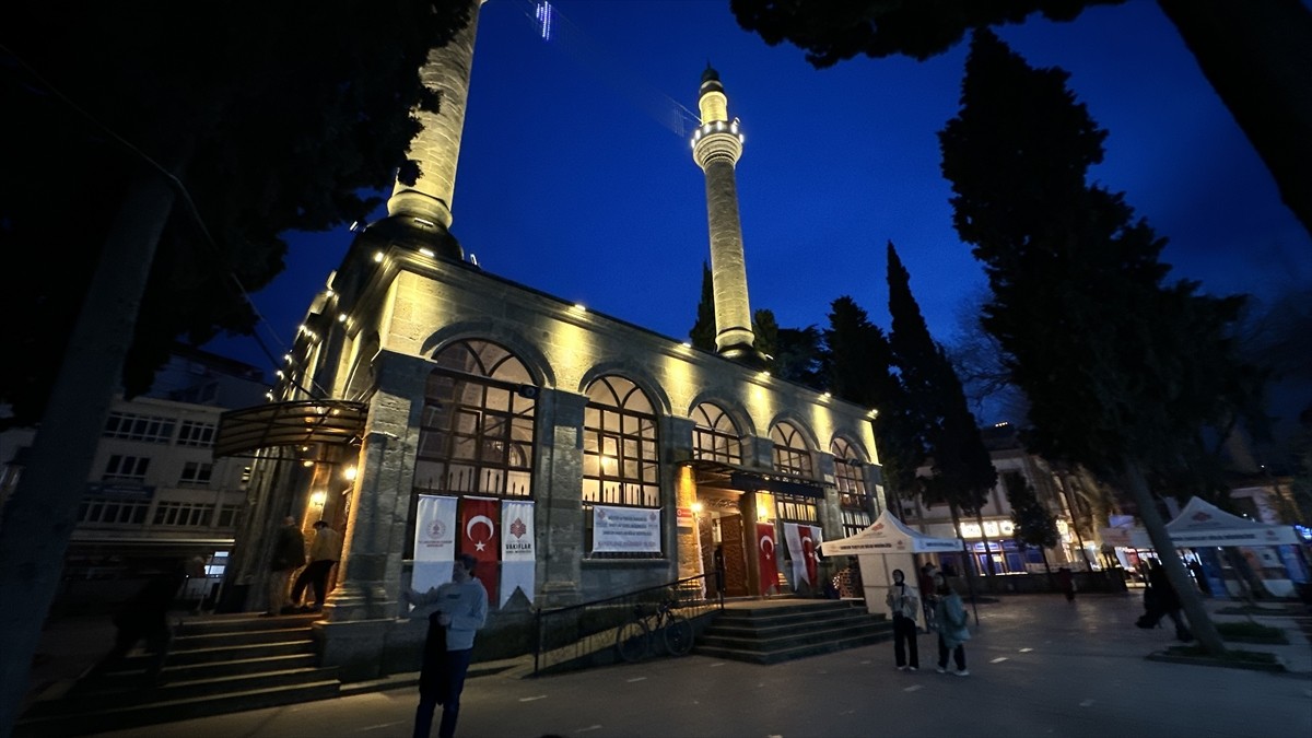 Samsun'un İlkadım ilçesinde Kadir Gecesi dolayısıyla program düzenlendi. Merkez Büyük Camisi'nde...