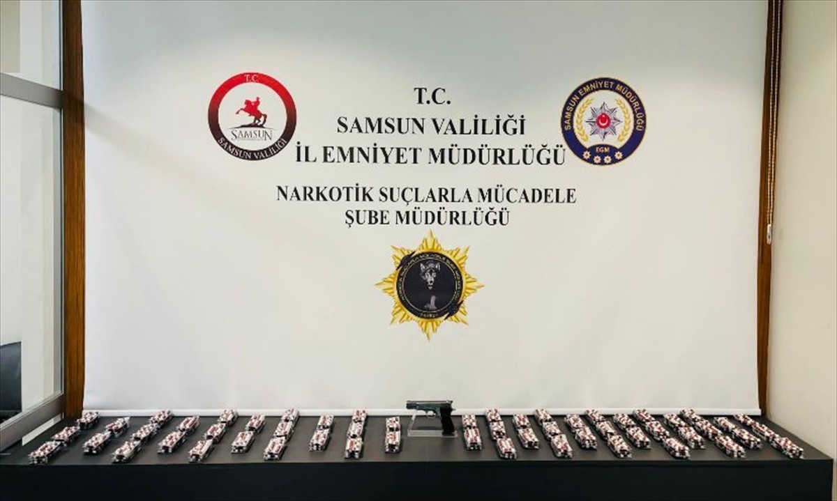 Samsun'un merkez İlkadım ilçesinde düzenlenen uyuşturucu operasyonunda 2 bin 74 sentetik ecza hapı...