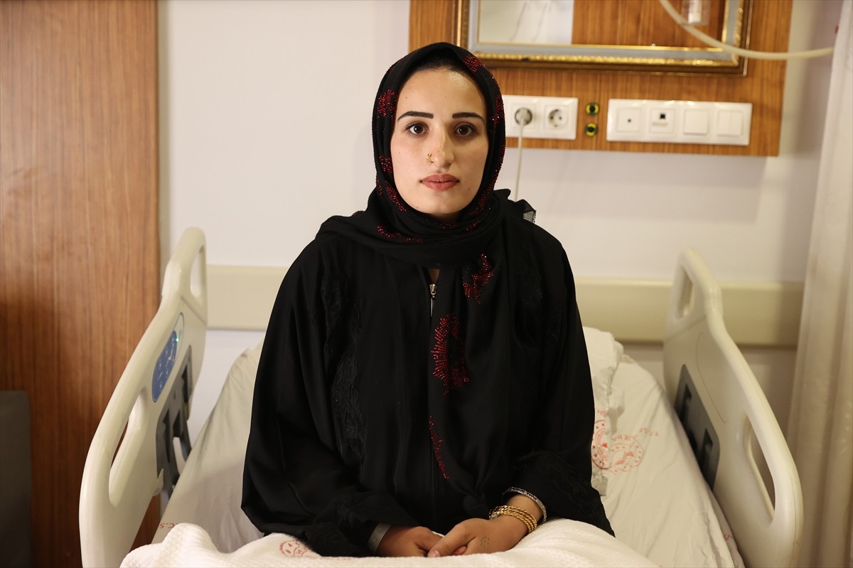 Şanlıurfa'da dünyaya getirdiği beşiz bebeklerden birini kaybeden anne Şemse Felhan (solda)...