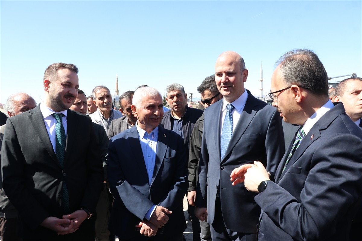 Siirt'te uygulanacak Kentsel Dönüşüm Projesi kapsamında yer teslimi yapılarak temel kazılarına...