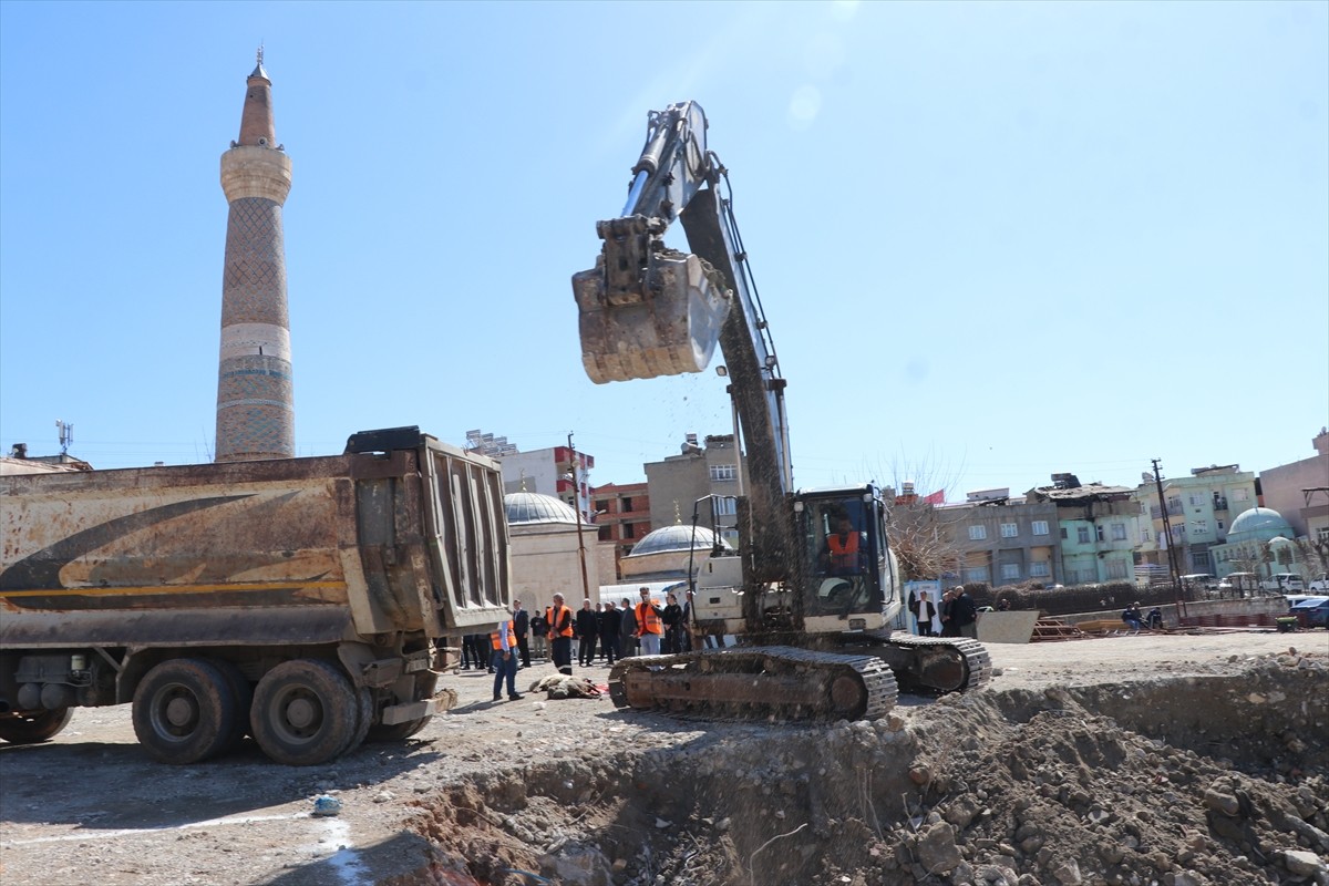Siirt'te uygulanacak Kentsel Dönüşüm Projesi kapsamında yer teslimi yapılarak temel kazılarına...