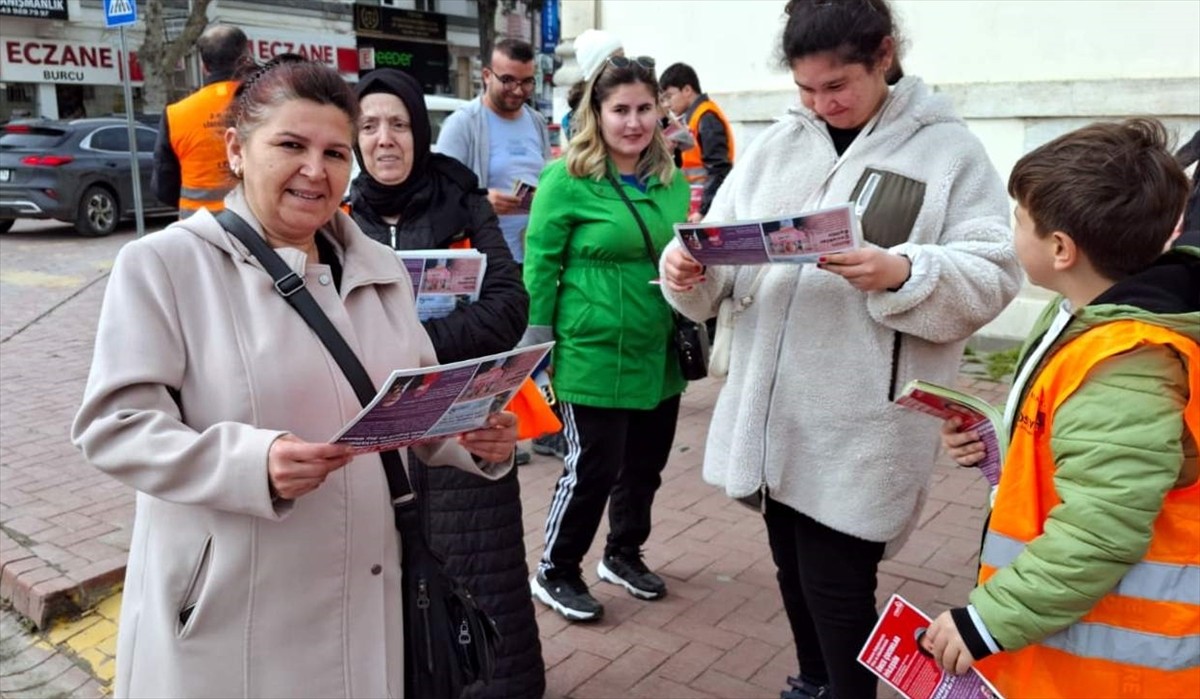 Sinop'ta Lösemili Çocuklar Vakfı (LÖSEV) görevlileri, LÖSEV adına para toplayanlara karşı...