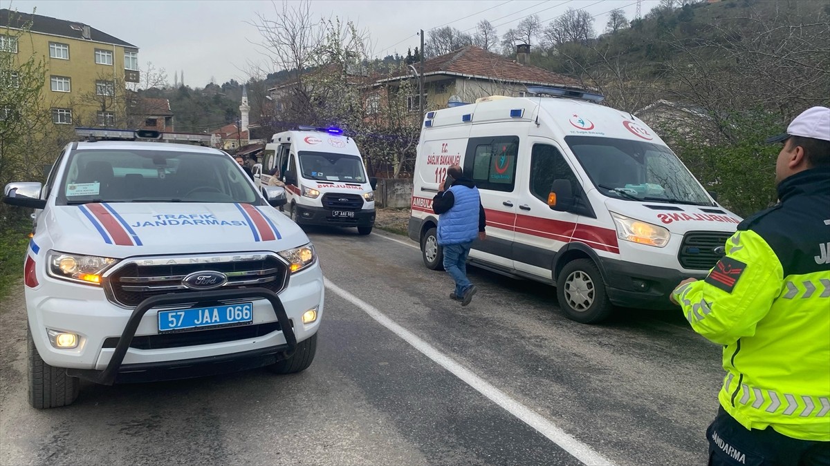  Sinop'un Türkeli ilçesinde iki otomobilin çarpışması sonucu 7 kişi yaralandı. 