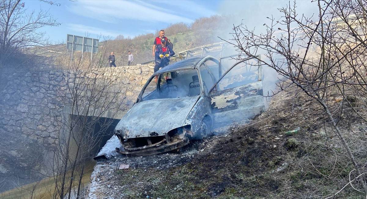 Sinop’un Boyabat ilçesinde bariyere çarpan otomobildeki anne ve baba ile 2 çocuğu yaralandı. 
