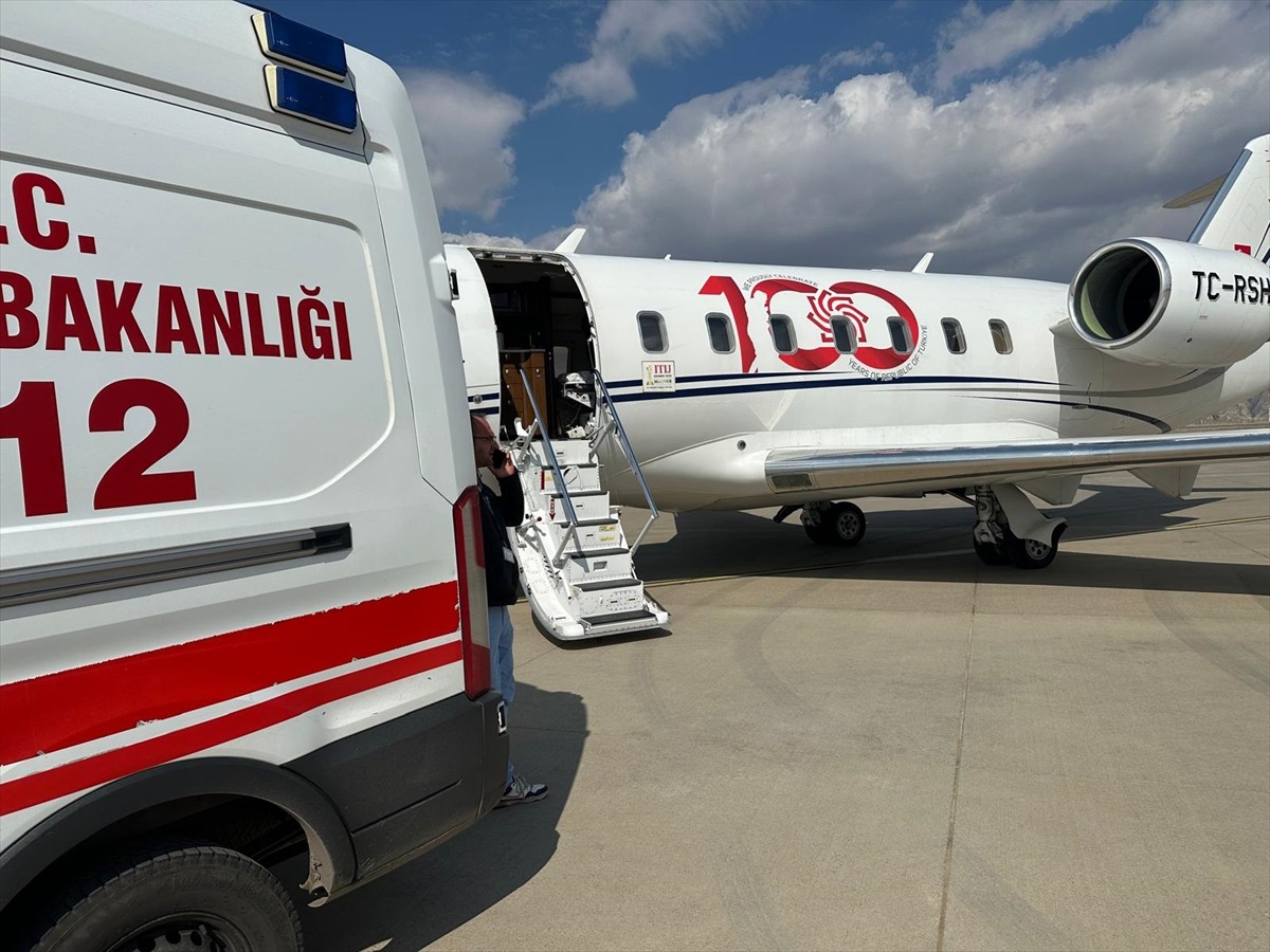 Şırnak'ın Silopi ilçesinde rahatsızlanan 3 aylık kız bebek, ileri tetkik ve tedavisi için ambulans...