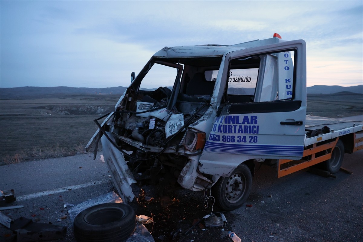Sivas'ın Hafik ilçesinde meydana gelen trafik kazasında 3 kişi yaralandı. 