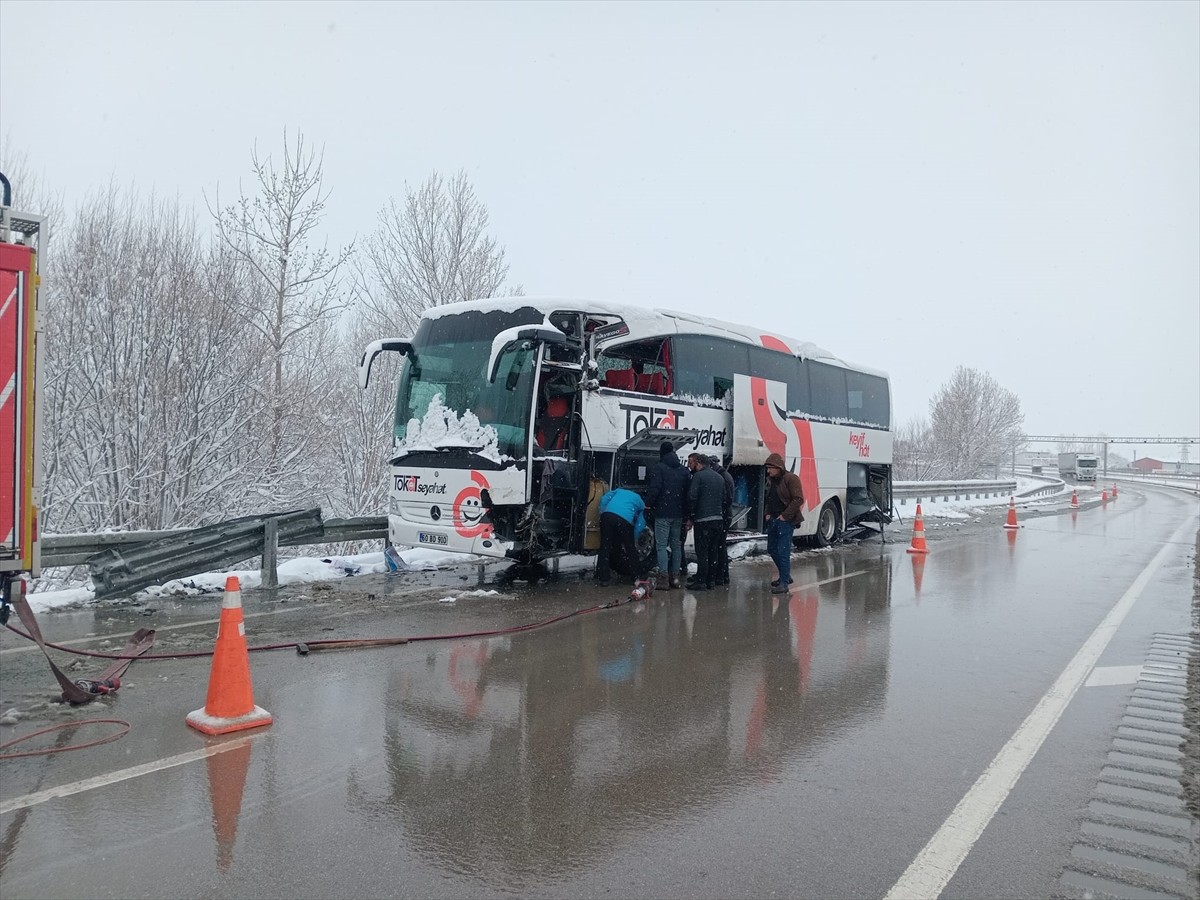 Sivas'ın Suşehri ilçesinde 2 yolcu otobüsünün çarpışması sonucu 6 kişi yaralandı. İhbar üzerine...