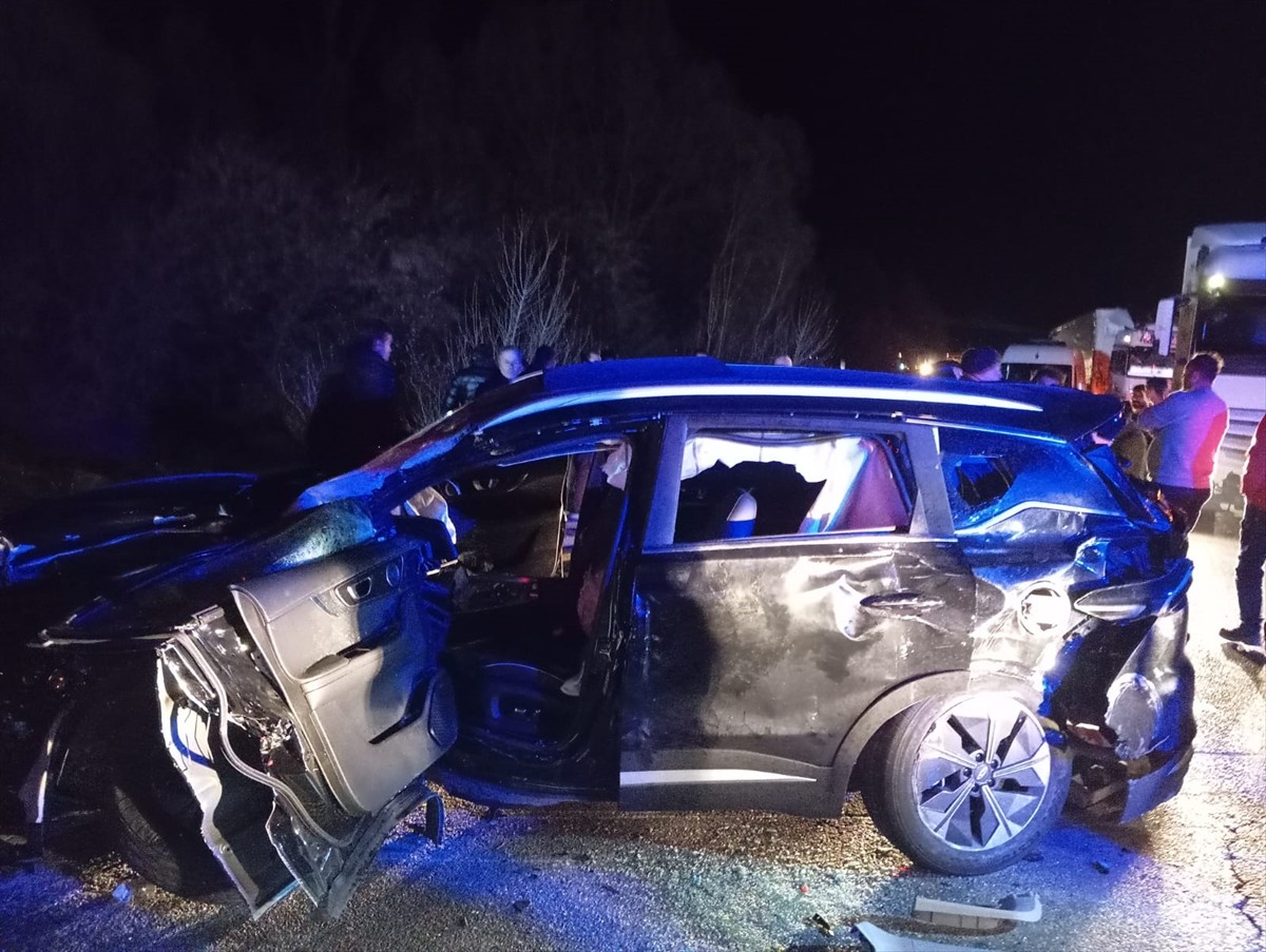  Sivas'ın Suşehri ilçesinde yolcu otobüsü ile otomobilin çarpışması sonucu 10 kişi...