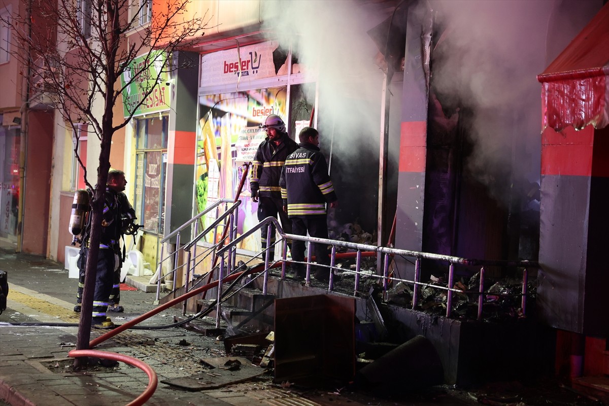 Sivas'ta bir markette çıkan yangın hasara neden oldu. Yangın itfaiye ekiplerince söndürülürken...