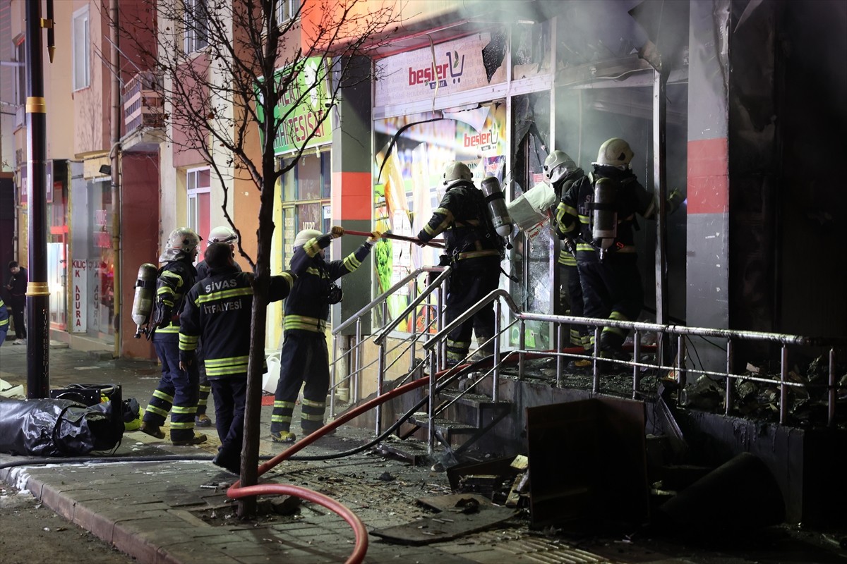 Sivas'ta bir markette çıkan yangın hasara neden oldu. Yangın itfaiye ekiplerince söndürülürken...
